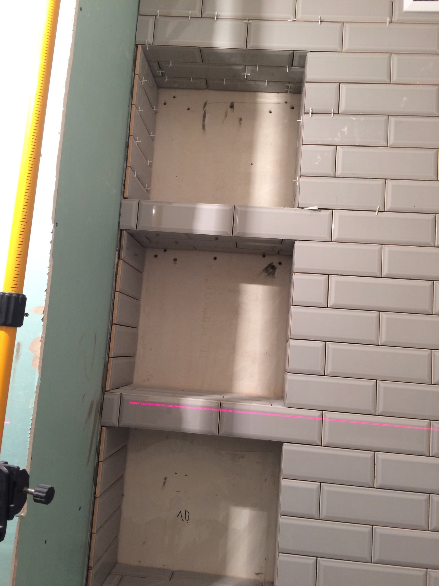 4) zdj 3. Remont mieszkania w Krotoszynie. Płytki w łazience, sufity podwieszane, gładzie, malowanie i biały montaż.