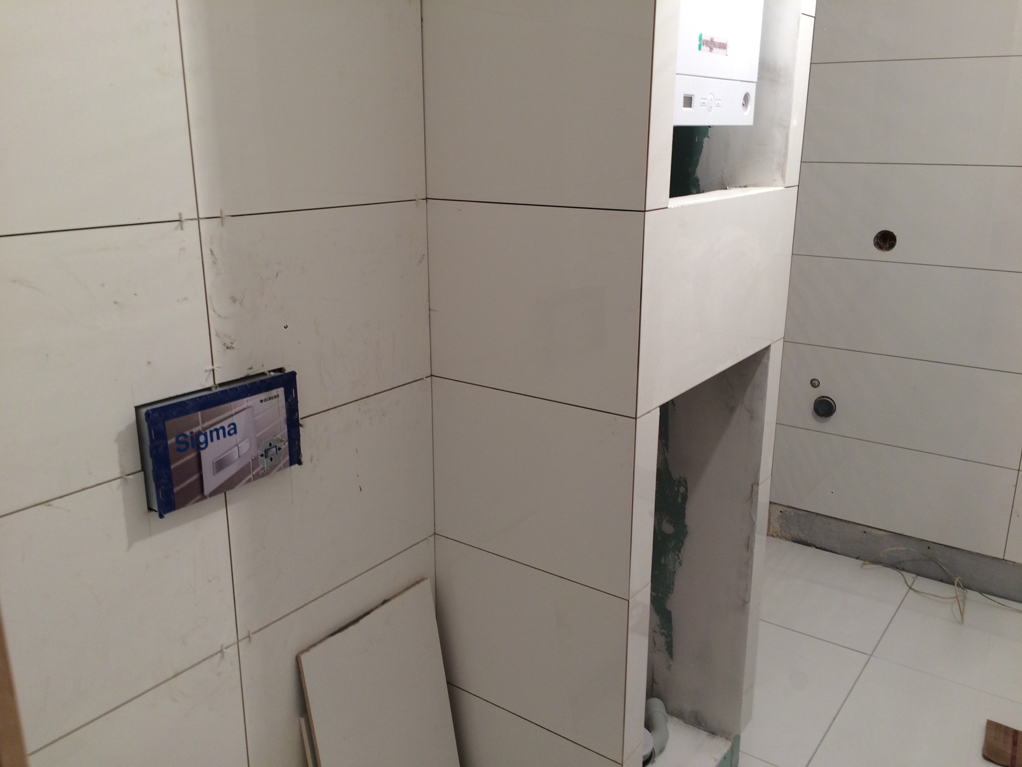 4) zdj 4. Remont mieszkania w Krotoszynie. Płytki w łazience, sufity podwieszane, gładzie, malowanie i biały montaż.