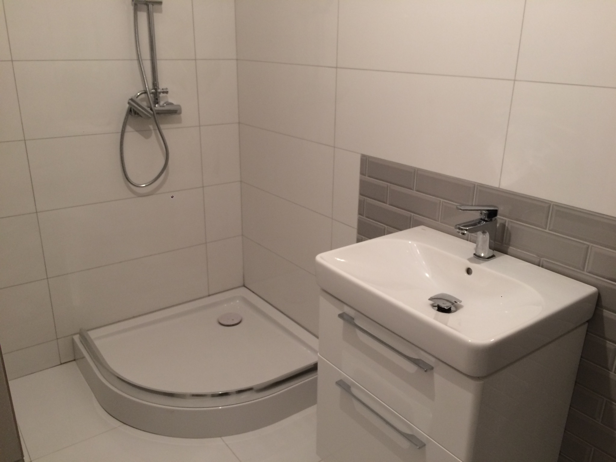 4) zdj 5. Remont mieszkania w Krotoszynie. Płytki w łazience, sufity podwieszane, gładzie, malowanie i biały montaż.