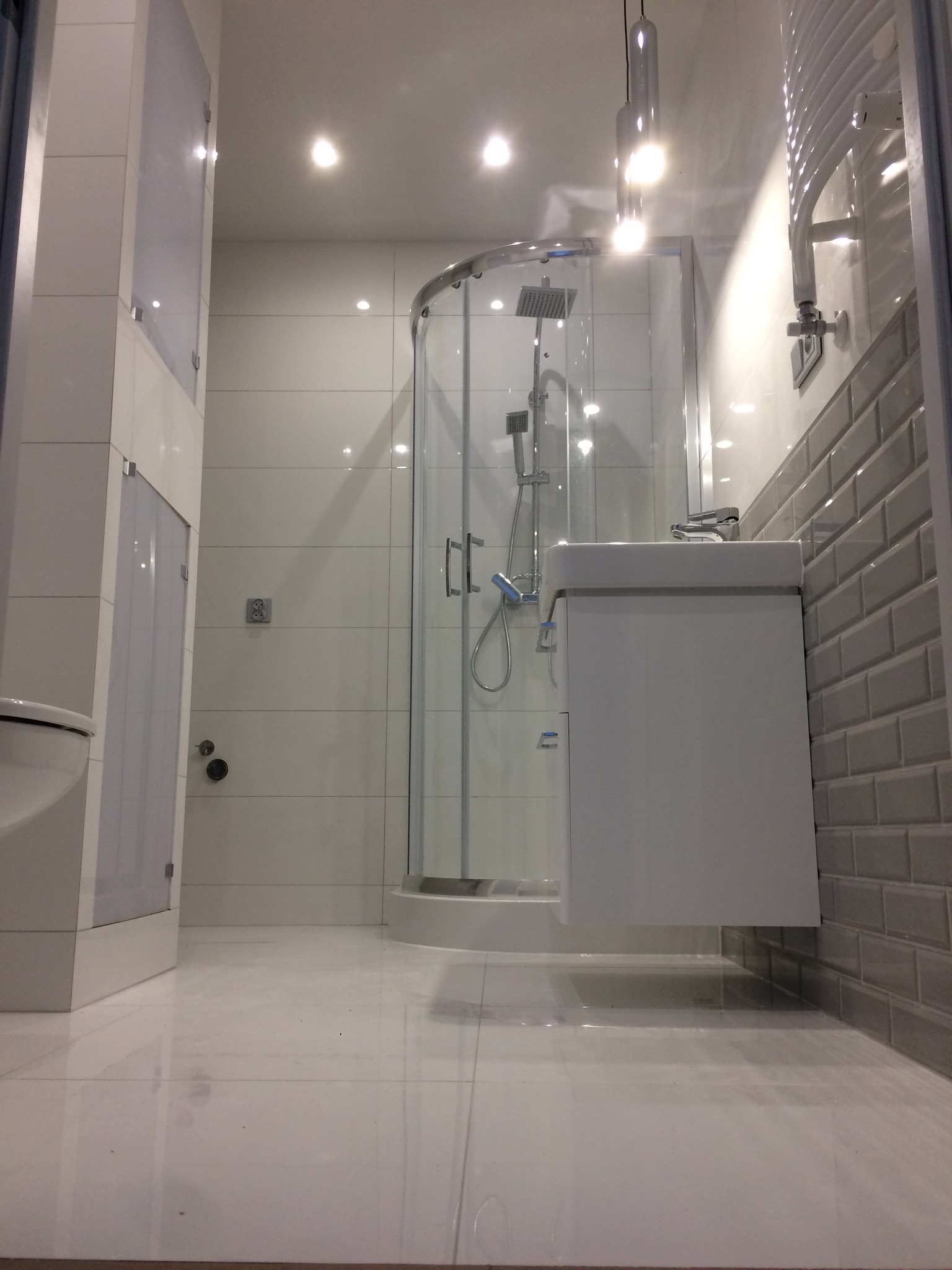 4) zdj 6. Remont mieszkania w Krotoszynie. Płytki w łazience, sufity podwieszane, gładzie, malowanie i biały montaż.