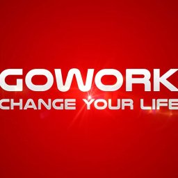 Render Film - Logo GoWork na czerwonym tle z hasłem 'Change Your Life' w srebrnej kolorystyce.