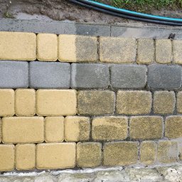 alpinmax.pl - Czyszczenie kostki brukowej: widoczna różnica między umytą a brudną częścią, z użyciem lancy ciśnieniowej i węża ogrodowego.