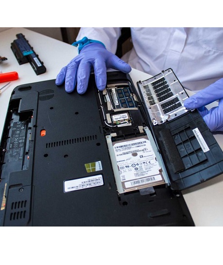 Otwarty laptop Acer z widocznym dyskiem twardym Samsung i pamięcią RAM, serwisant w niebieskich rękawiczkach podczas diagnozy lub wymiany podzespołów.