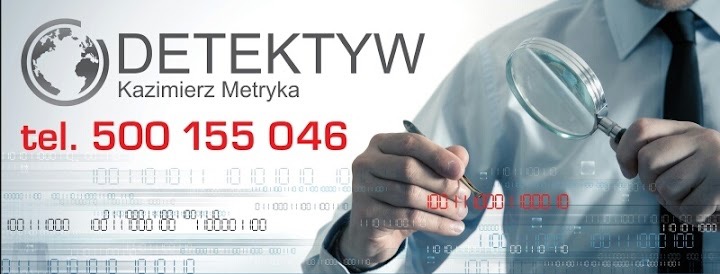 Mężczyzna w koszuli z lupą i długopisem, na tle grafiki z kodem binarnym, z widocznym logo i numerem telefonu firmy.