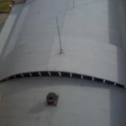 Kopuła dachu pokryta papą termozgrzewalną z widoczną instalacją odgromową i wywietrznikiem, ujęcie z góry.