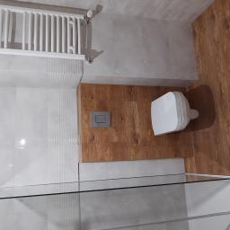 Wykończenie łazienki pod klucz, na ścianach płytki ceramiczne, Geberit zabudowany płytkami gresowymi 