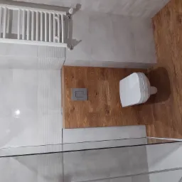 Wykończenie łazienki pod klucz, na ścianach płytki ceramiczne, Geberit zabudowany płytkami gresowymi