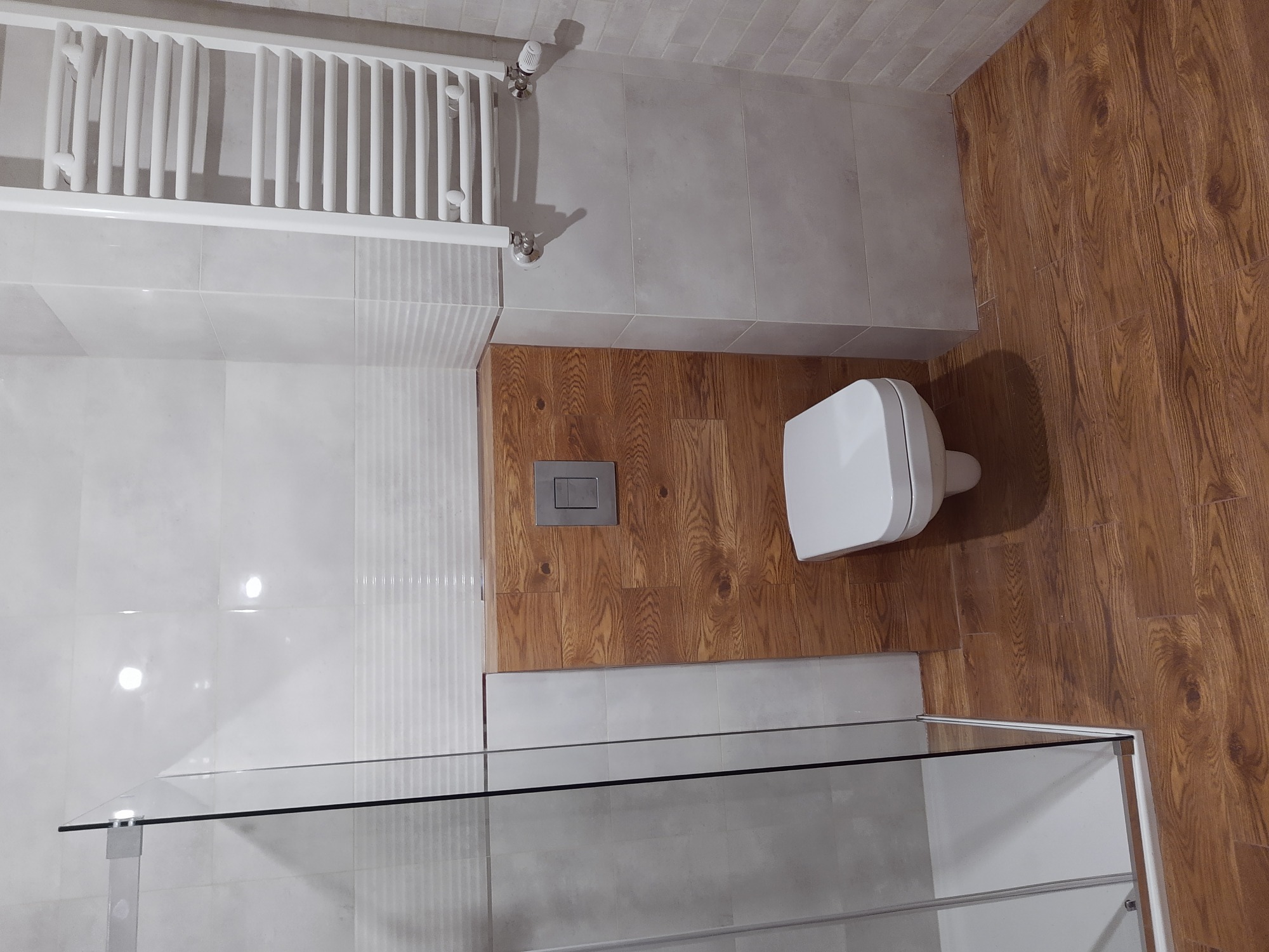 Wykończenie łazienki pod klucz, na ścianach płytki ceramiczne, Geberit zabudowany płytkami gresowymi