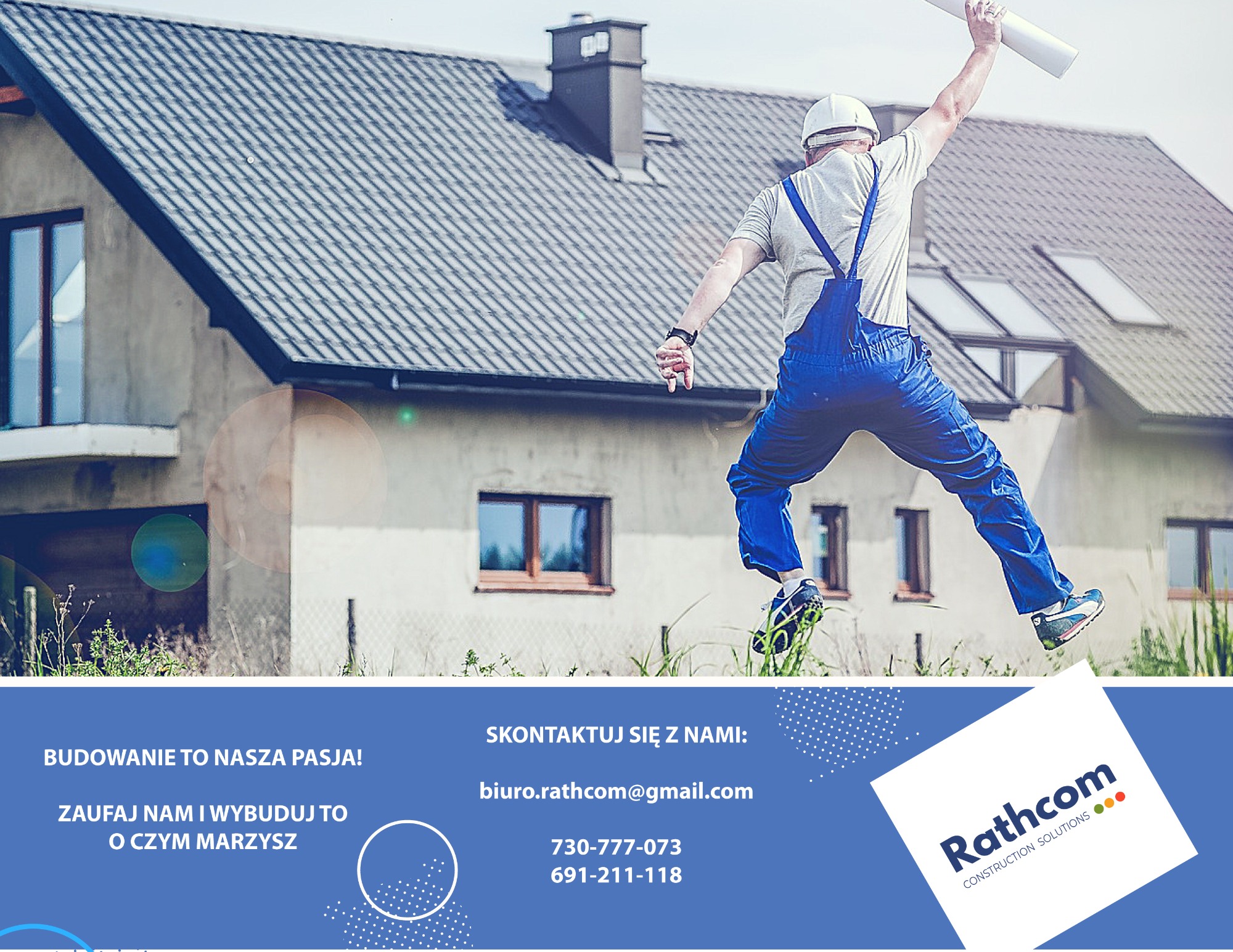 Radosny pracownik budowlany w niebieskim kombinezonie i białym kasku skacze z rozwiniętym planem na tle domu jednorodzinnego z szarą dachówką i oknami dachowymi. W dolnej części widoczny baner...