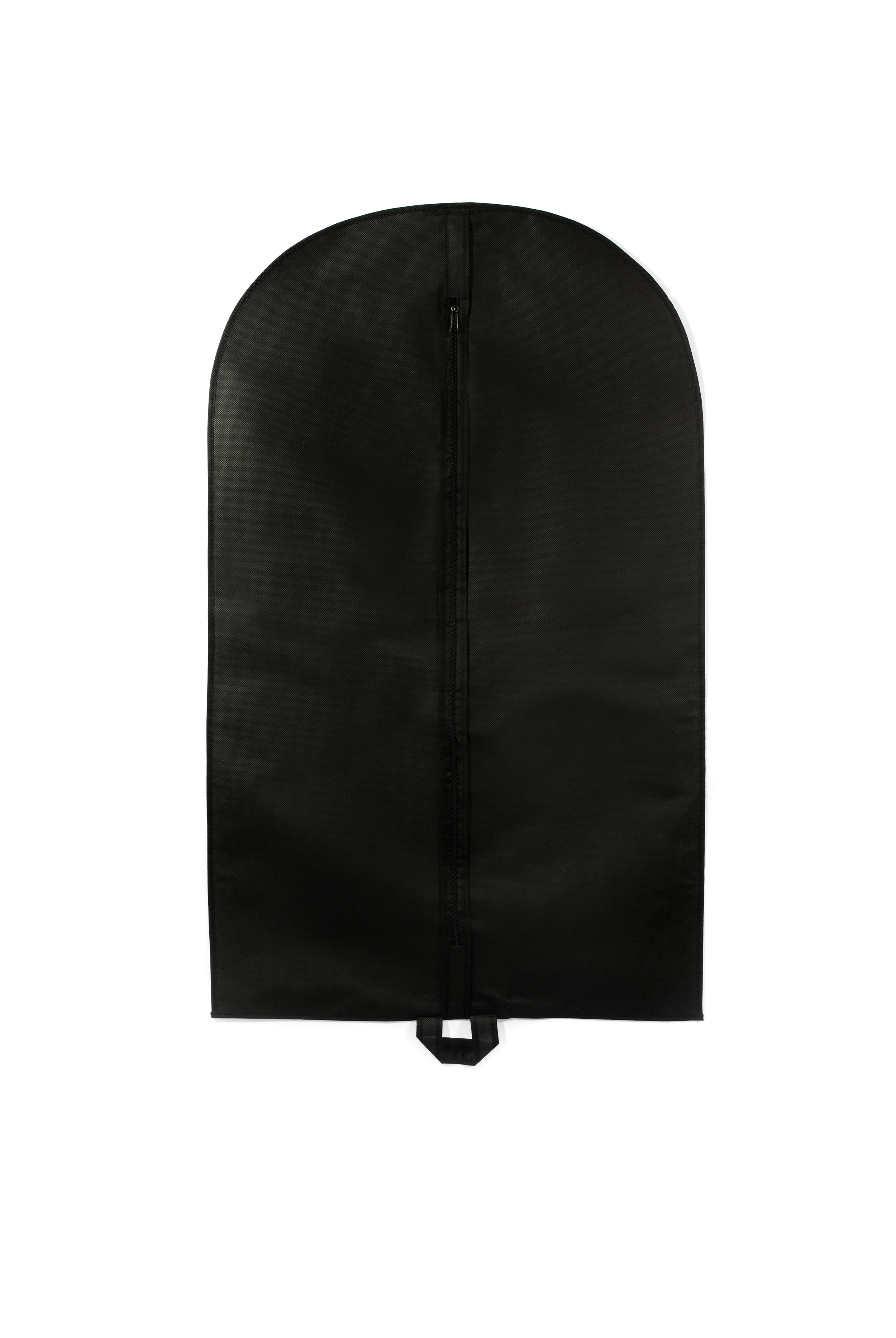 Czarny pokrowiec na ubrania z suwakiem, wykonany z materiału tekstylnego o widocznej strukturze, zawieszony na białym tle.