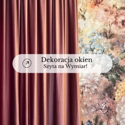 Dekoracja okien Gizela Mainka - Marszczona, welwetowa zasłona w odcieniu brudnego różu, zawieszona przy ścianie z kwiecistą tapetą w stylu vintage.