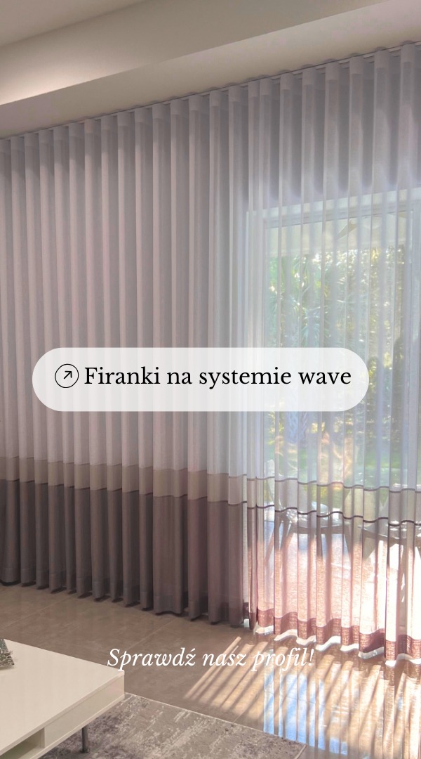 Delikatne, dwukolorowe firanki w odcieniach szarości i bieli, zawieszone na systemie wave, tworzące regularne fale. Dolna część firanek ma ciemniejszy, szary odcień. Widoczne promienie słoneczne...