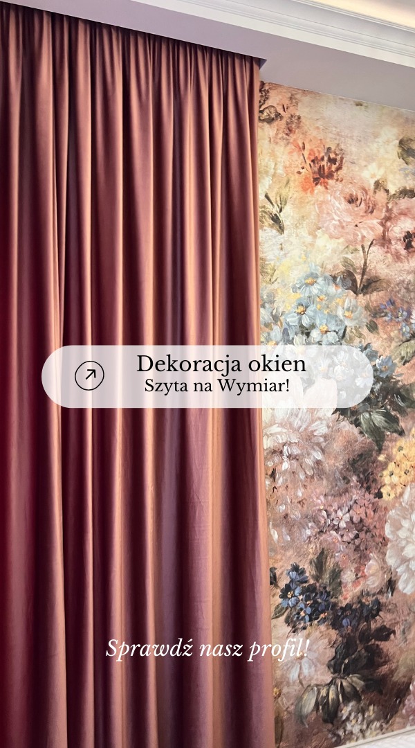 Marszczona, welwetowa zasłona w odcieniu brudnego różu, zawieszona przy ścianie z kwiecistą tapetą w stylu vintage.