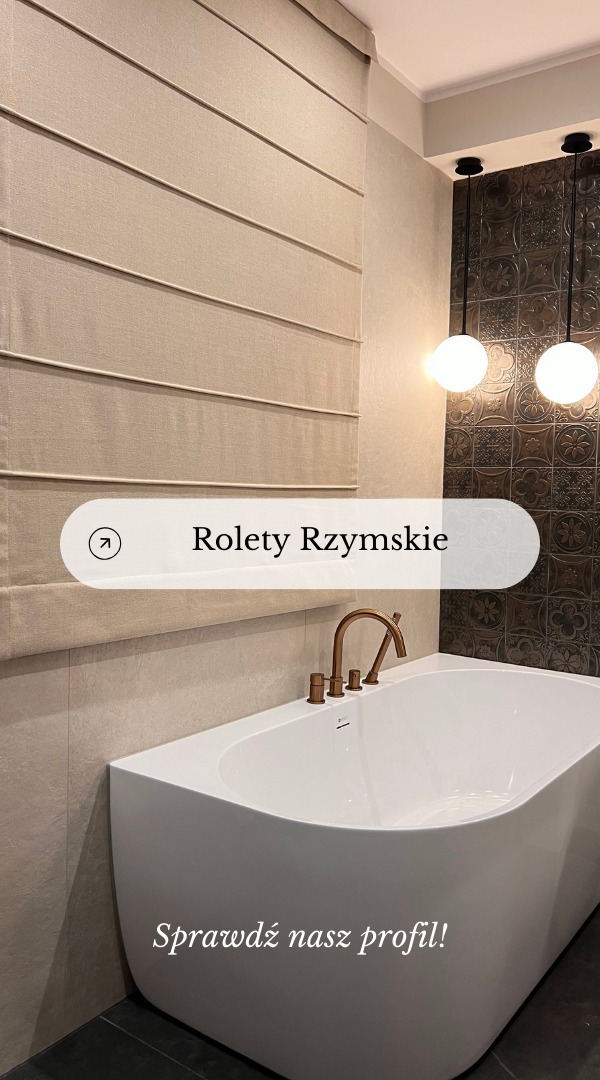 Beżowa roleta rzymska zamontowana w łazience nad wanną, z widoczną miedzianą armaturą i dekoracyjną mozaiką na ścianie.