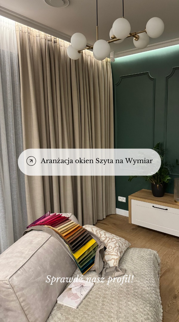 Beżowe, gładkie zasłony w eleganckim wnętrzu z zieloną ścianą i nowoczesną lampą sufitową; na kanapie leżą próbki tkanin w różnych kolorach.