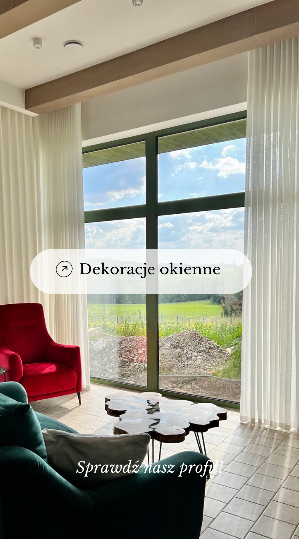 Jasne, minimalistyczne zasłony z delikatnej tkaniny w przestronnym salonie z dużym oknem, widok na zielony krajobraz i stertę kamieni, nowoczesny stolik kawowy z blatem z drewna, czerwony fotel w tle.