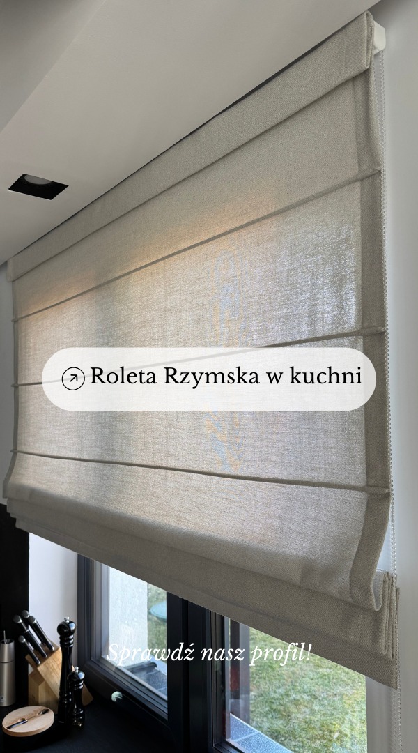 Beżowa, lniana roleta w stylu rzymskim zamontowana w kuchni, widok z dołu, z boku widoczny zestaw noży na blacie.