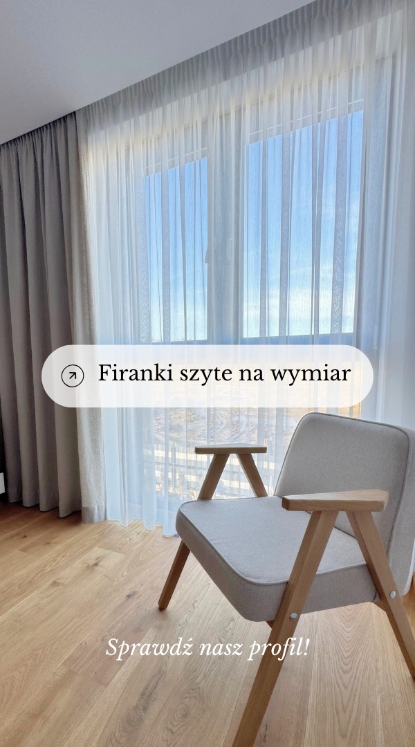 Jasne, delikatne zasłony i firany w oknie, obok minimalistyczny fotel z jasną tapicerką i drewnianymi nogami na parkiecie.