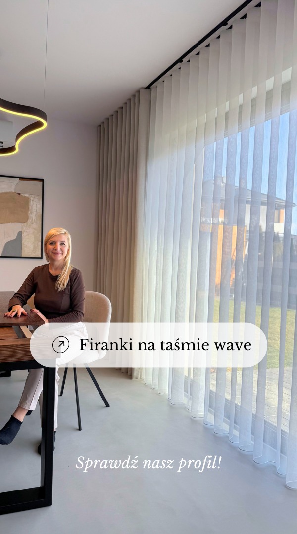 Jasne, pionowe firanki z taśmą wave w nowoczesnym salonie, widoczne z bliska z siedzącą kobietą przy stole, oświetlone naturalnym światłem z okna.