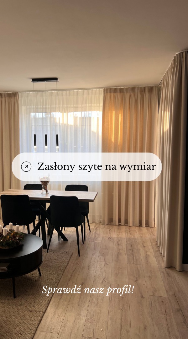 Jasne, długie zasłony z delikatnego materiału w przestronnym salonie z drewnianą podłogą i nowoczesnym oświetleniem.