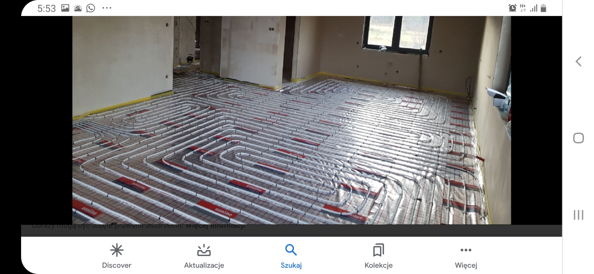 Rozłożona instalacja ogrzewania podłogowego z rur w nowym budynku w stanie surowym, widoczne rury grzewcze w regularnych odstępach na folii izolacyjnej i siatce zbrojeniowej.