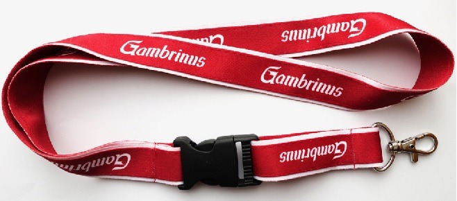 Smycz sublimacyjna dwustronna 20 mm z klamrą plastikową i zakończona karabińczykiem.