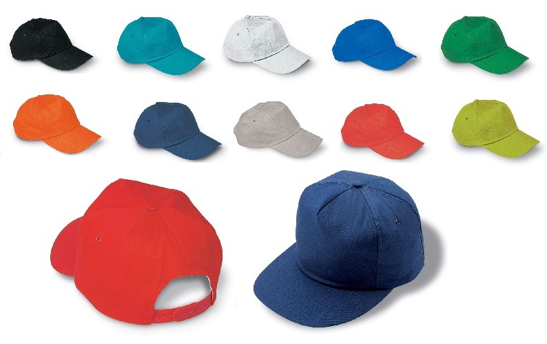 Kolekcja czapek bejsbolówek w różnych kolorach: czarna, turkusowa, biała, niebieska, zielona, pomarańczowa, granatowa, szara, czerwona, limonka. Dwie czapki na pierwszym planie: czerwona...