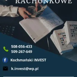 Stos banknotów w dłoniach nad otwartym notatnikiem z zapiskami, obok kalkulator i pudełka po iPhone 5s, całość w scenerii biura rachunkowego.