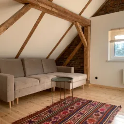 Nowa podłoga przed ścianki z gk odnowienie, belek szczotkowanie realizacja starego budunku - Remont