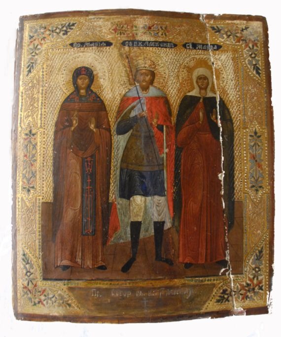 XIX-wieczna ikona przedstawiająca trzy postacie świętych na złotym tle z dekoracyjnymi obramowaniami, widoczne uszkodzenia i ubytki warstwy malarskiej.