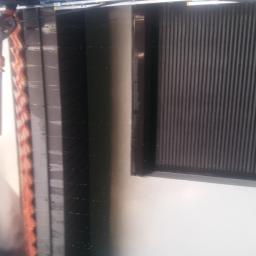 Tidiness & Shine Piotr Matynka - Czyszczenie elewacji budynku myjką ciśnieniową, widoczne ślady spływającej wody i czyszczona powierzchnia.