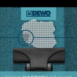 Grafika reklamowa firmy DEWO z mapą Polski i dyszą odkurzacza na tle dywanu, prezentująca obszar działania firmy.