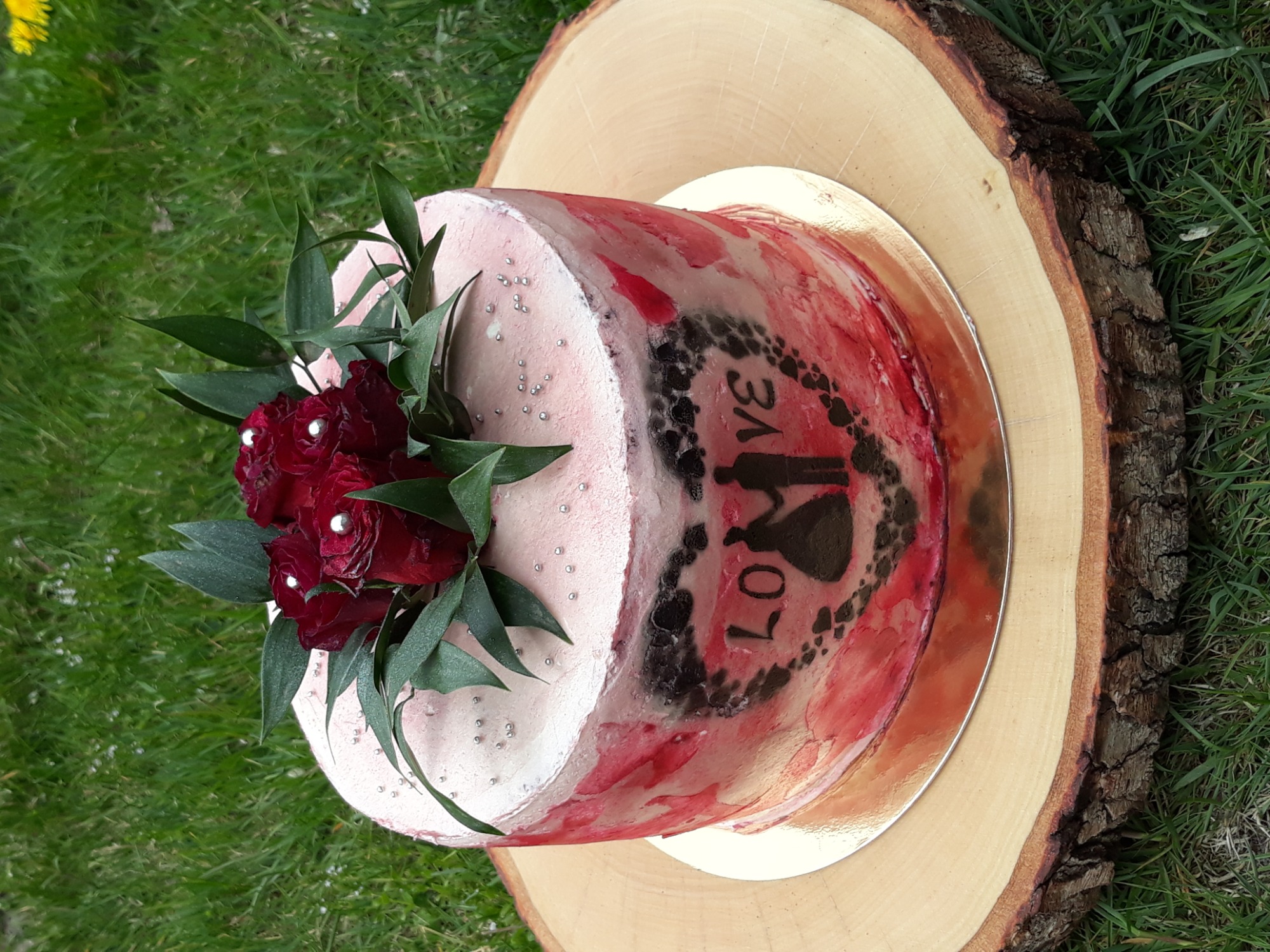 Tort okolicznościowy z napisem 'LOVE' i dekoracją z czerwonych róż, umieszczony na drewnianym plastrze, Bielsk Podlaski.