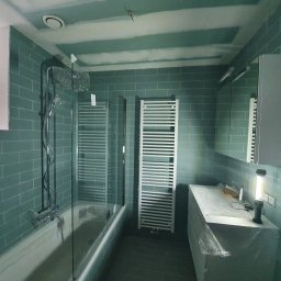 Instal-Pipe - Montaż wanny, parawan szklany, umywalka z szafką wiszącą, szafka wisząca z lustrem.