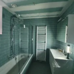 Montaż wanny, parawan szklany, umywalka z szafką wiszącą, szafka wisząca z lustrem.