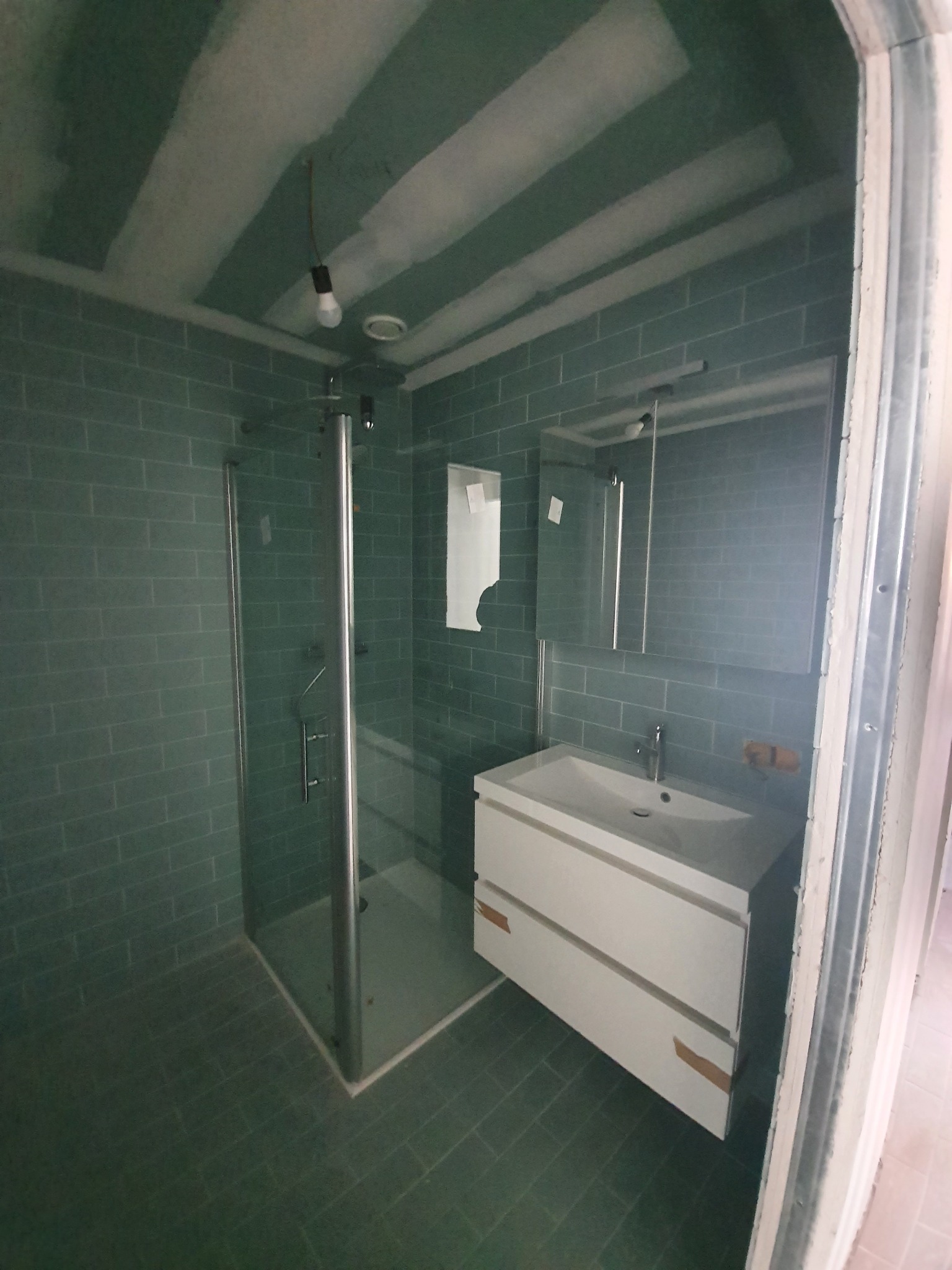 Montaż brodzika, kabiny prysznicowej, baterii prysznicowej, umywalki z szafką oraz szafką wiszącą z lustrem.