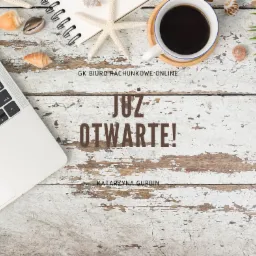 Biuro rachunkowe online: Laptop, kawa, notatnik i muszle na białym, postarzanym drewnianym stole. Napis 'Już otwarte!'