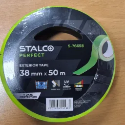Rolka zielonej taśmy malarskiej Stalco Perfect Exterior Tape 38mm x 50m w opakowaniu, przeznaczona do użytku zewnętrznego, z ochroną UV i zwiększoną wytrzymałością.