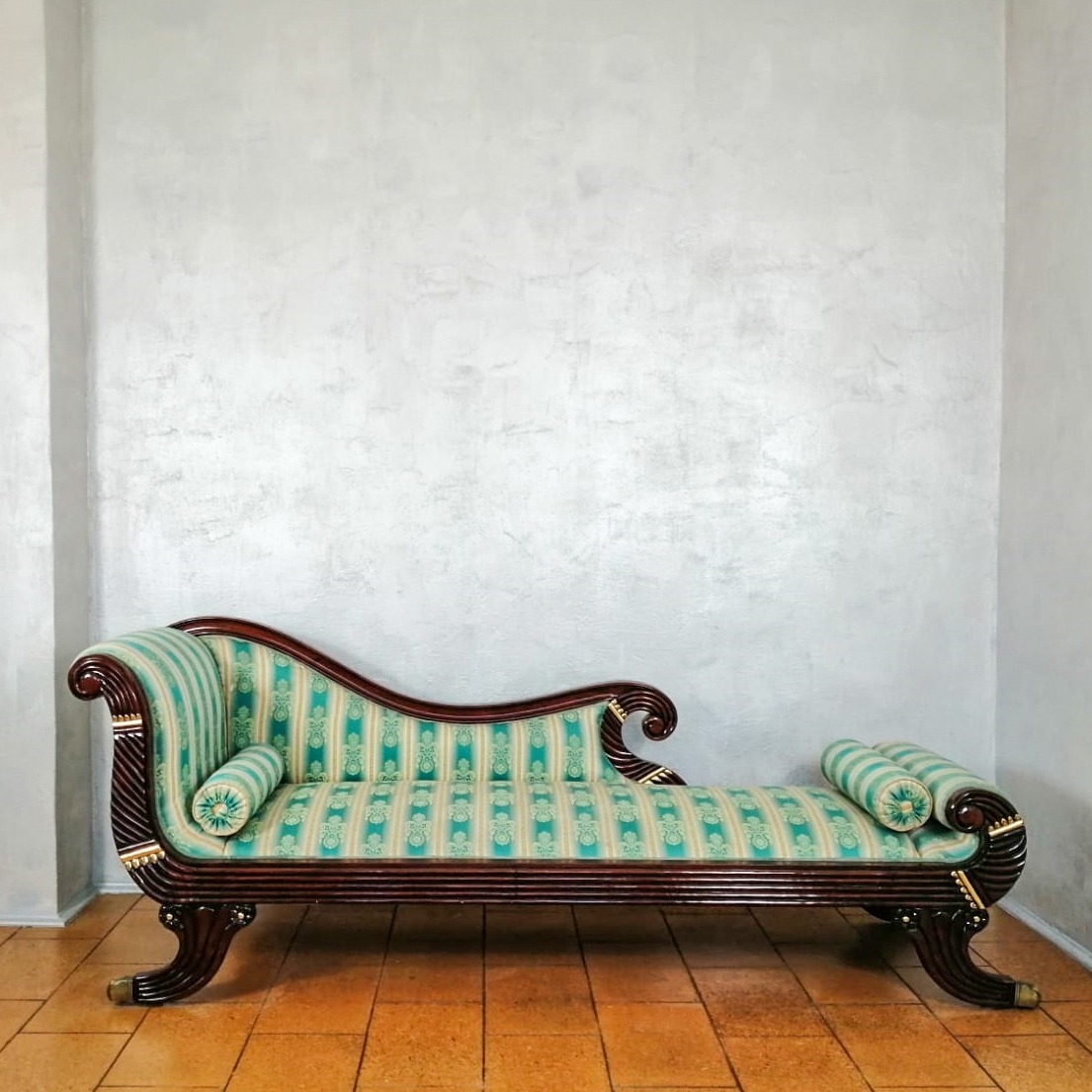 Klasyczna Kanapa Szezlong Sofa ŻAKARD Pasy Mahoń Rzeźbienia Żakard