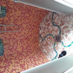 Prysznic wykonany z mozaiki.
   (Realizacja Austria)