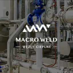 Kompleksowa instalacja węzła cieplnego z widocznym wymiennikiem ciepła płytowym, rurami ze stali nierdzewnej, zaworami i manometrami, z nałożonym logo firmy Macro Weld.