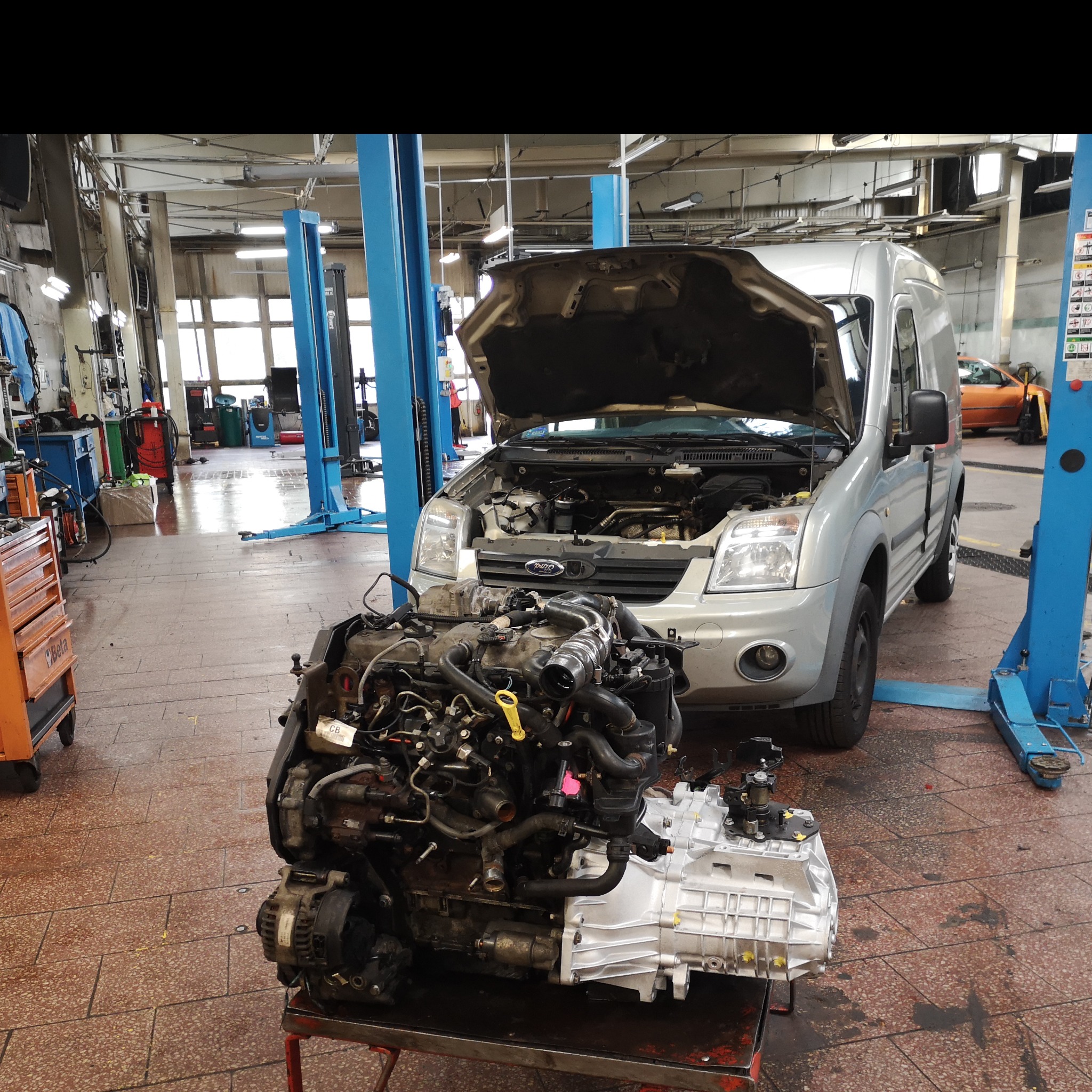 Remont silnika i skrzyni biegów.