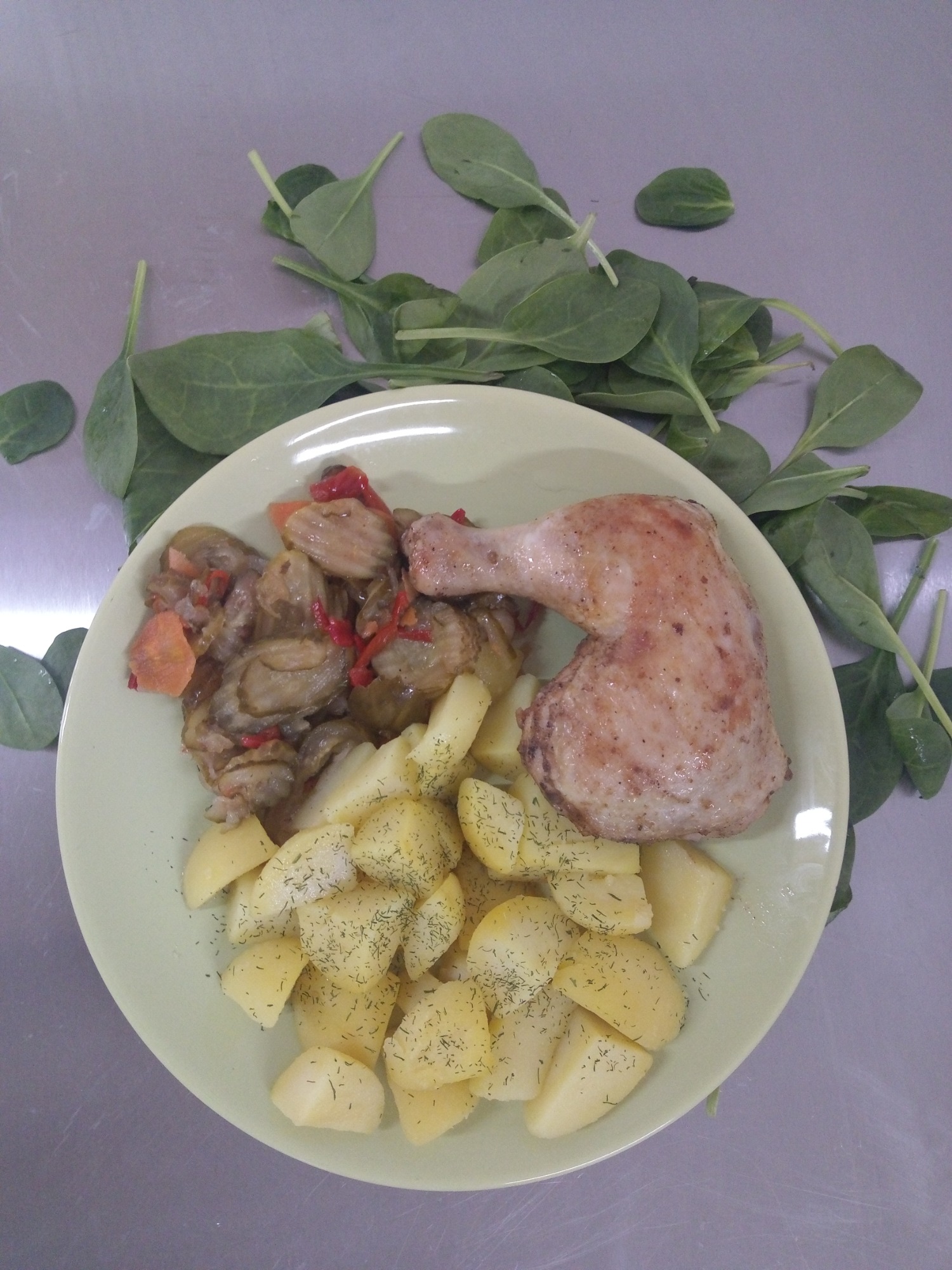 udko z kurczaka z ziemniakami, surówka z ogórków i czerwonej papryki.