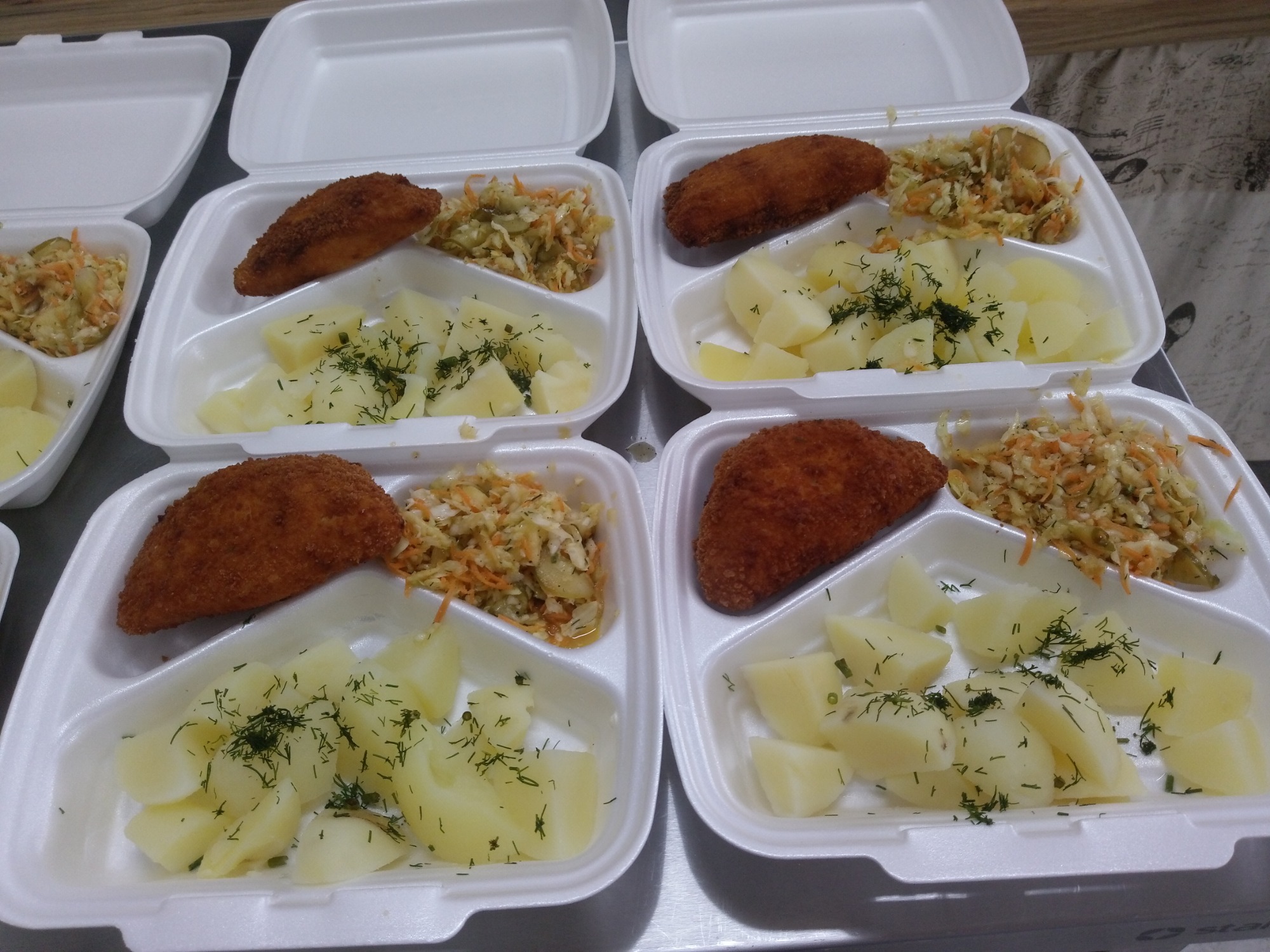 gorący obiad pakowany na wywóz do klienta.