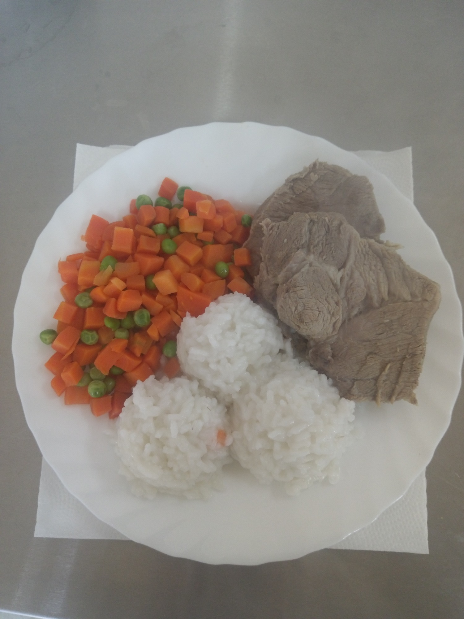 gotowana łopatka z ryżem i marchewką z groszkiem .