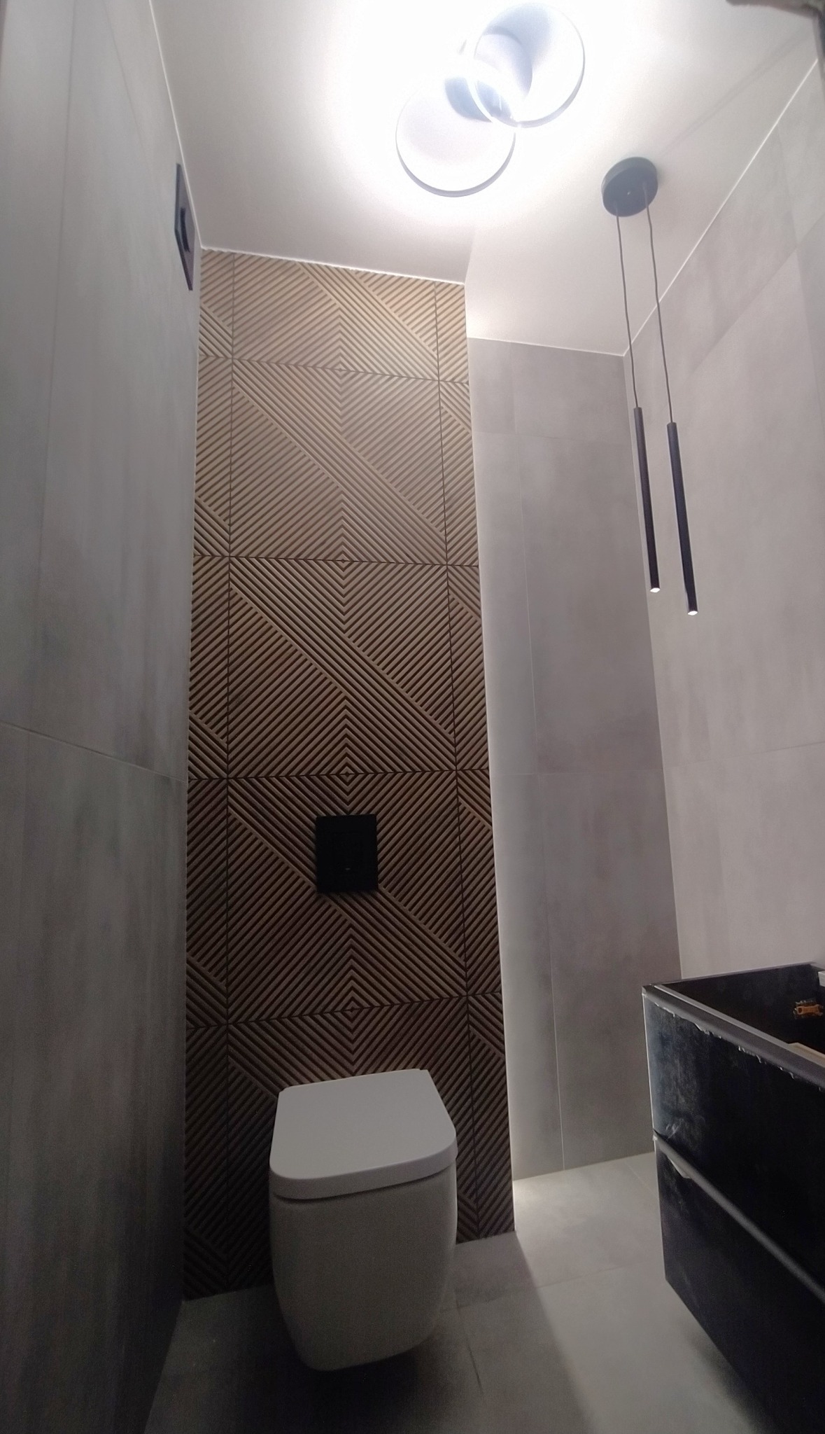 Toaleta ze stanu deweloperskiego. Warto zwrócić uwagę na potrójne oświetlenie.