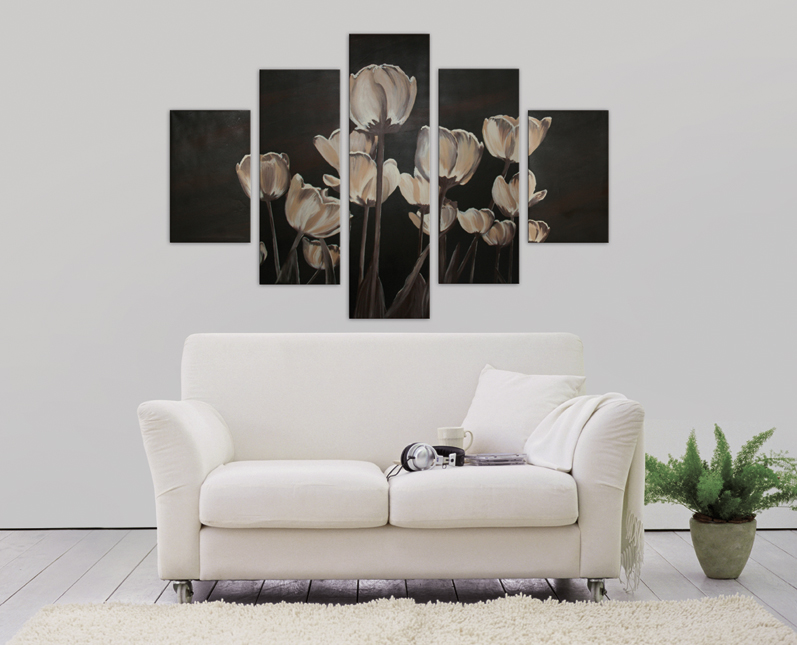 Fotoobraz z motywem białych tulipanów na ciemnym tle, składający się z pięciu paneli, zawieszony nad białą sofą w minimalistycznym wnętrzu.