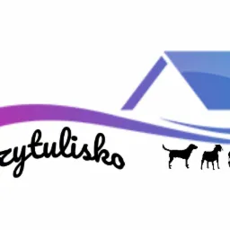 Logo z nazwą 'Przytulisko' w ozdobnym kroju pisma, sylwetki zwierząt (pies, koza, osioł, kot, bocian) oraz konia i lisa, a także stylizowany rysunek dachu w odcieniach fioletu i niebieskiego.