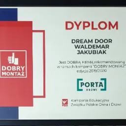 Oprawiony dyplom 'Dobry Montaż' dla firmy Dream Door Waldemar Jakubiak, rekomendowanej w ramach kampanii 'Dobry Montaż' edycji 2019/2020, z logo Porta Drzwi i Związku Polskie Okna i Drzwi.