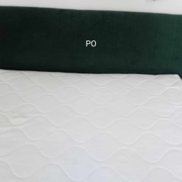 Szalona Myjka Pranie Dywanów,Wykładzin,Pranie Tapicerki - Biały materac z zielonym zagłówkiem w sypialni w Krakowie. Widoczne książki na półce w tle.